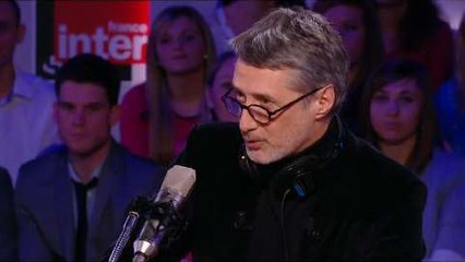 Le plateau du Grand Journal aux couleurs de France Inter pour les 50 ans de la radio