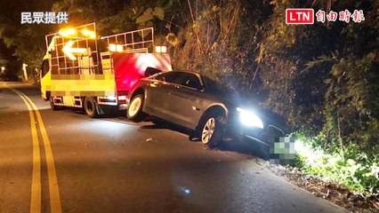 BMW駕駛拒檢狂踩油門爆胎 2警手腳被炸傷（民眾提供/國道7隊提供）