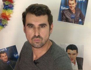 Thomas Joubert tente un poirier dans La Boîte à photos de Télé-Loisirs