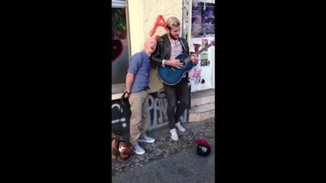Il chante une chanson de Jimmy Sommerville... et est rejoint par le chanteur lui-même