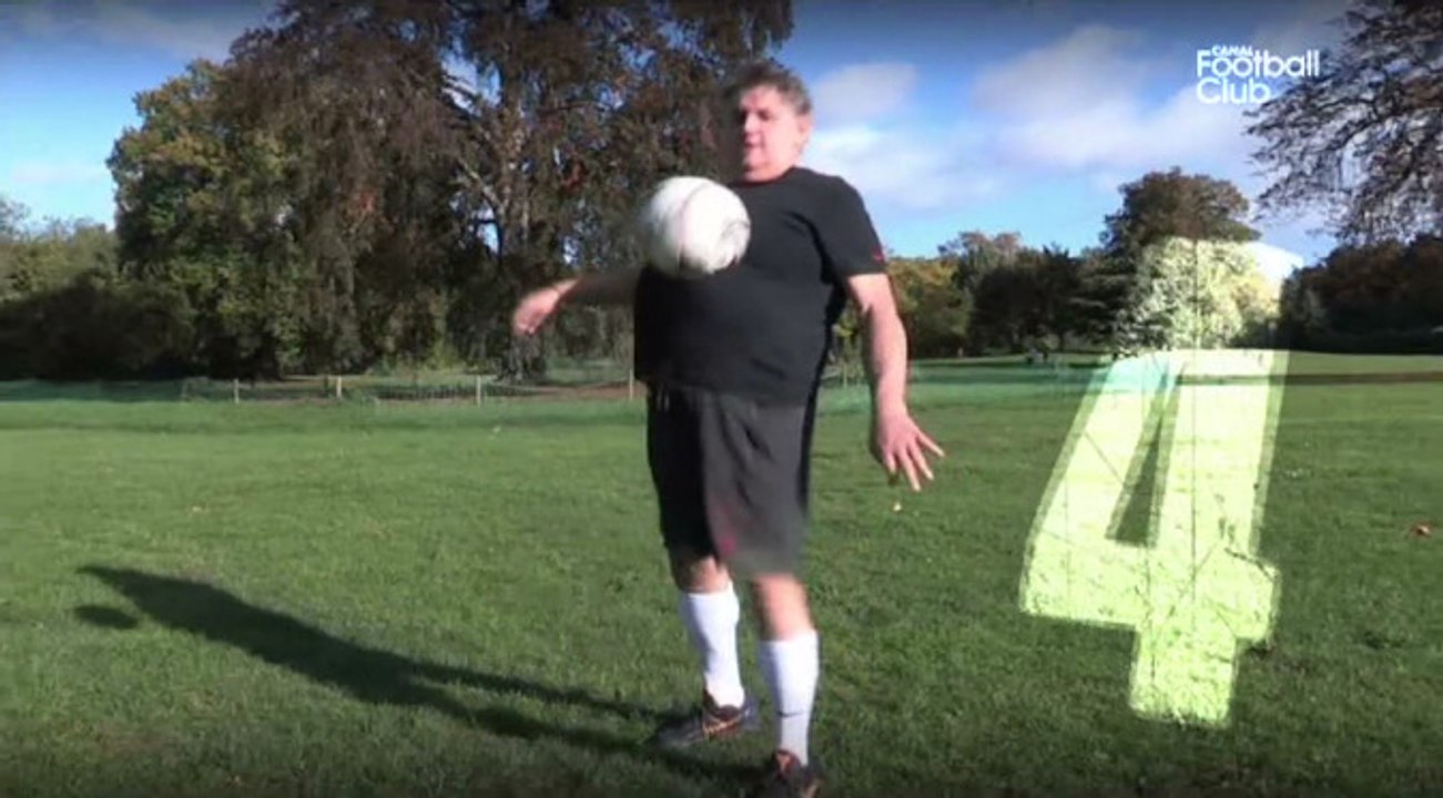 Pierre Ménès tente de relever le défi lancé par Patrice Evra : faire 8 jongles