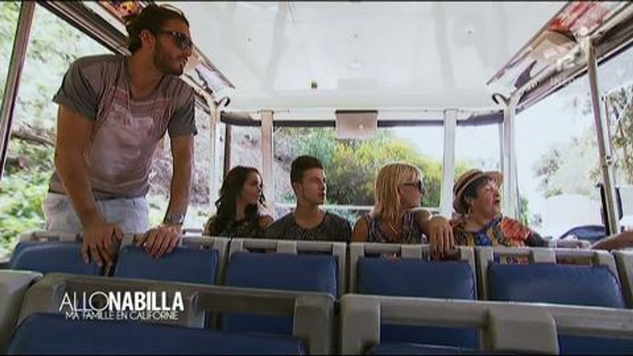 Nabilla et sa famille visite les studios d'Universal