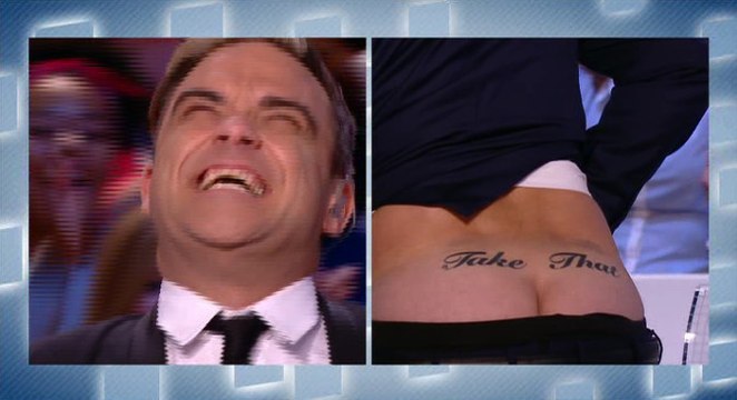 Quand Antoine de Caunes montre à Robbie Williams son tatouage hommage sur les fesses