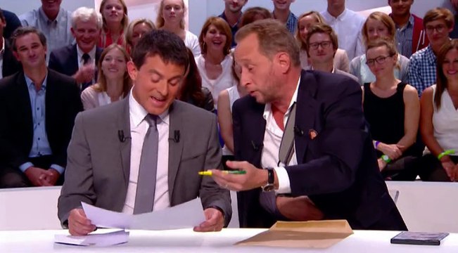 Le Grand Journal : le sketch de Benoit Poolvoerde avec Manuel Valls