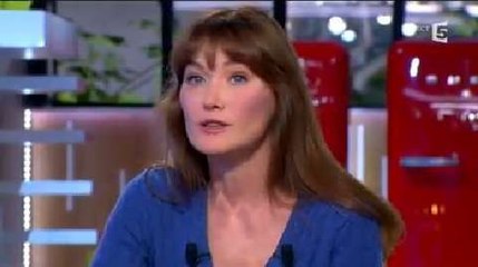 Carla Bruni tacle Patrick Cohen sur la question de l'indépendance dans C à vous !