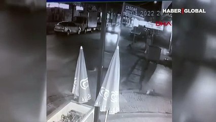 Çekmeköy'de hafif ticari araç ile otomobil böyle çarpıştı