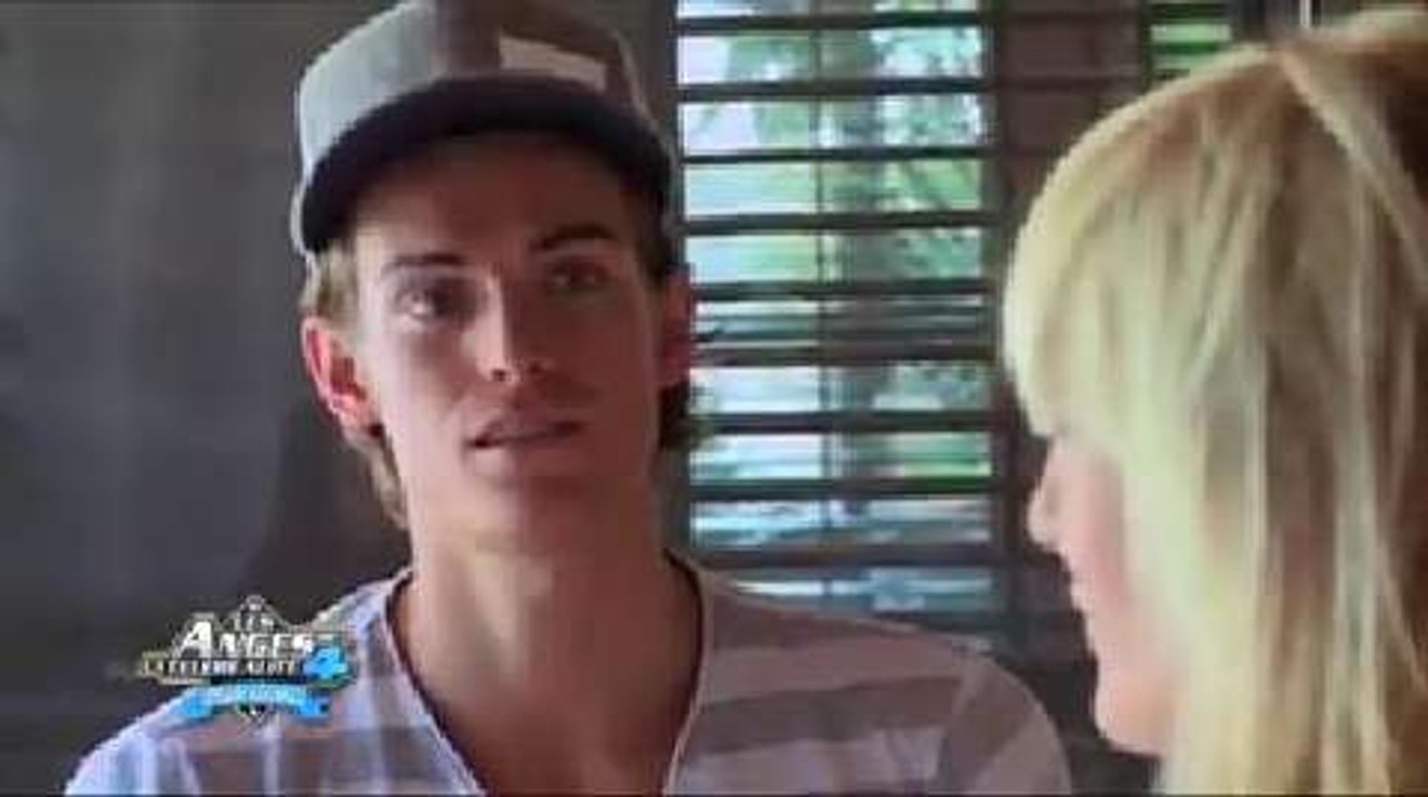 Geoffrey aime la nouvelle coiffure de Marie (Les Anges 4)