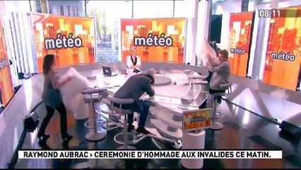 Bataille de polochons dans la Matinale (Canal+)