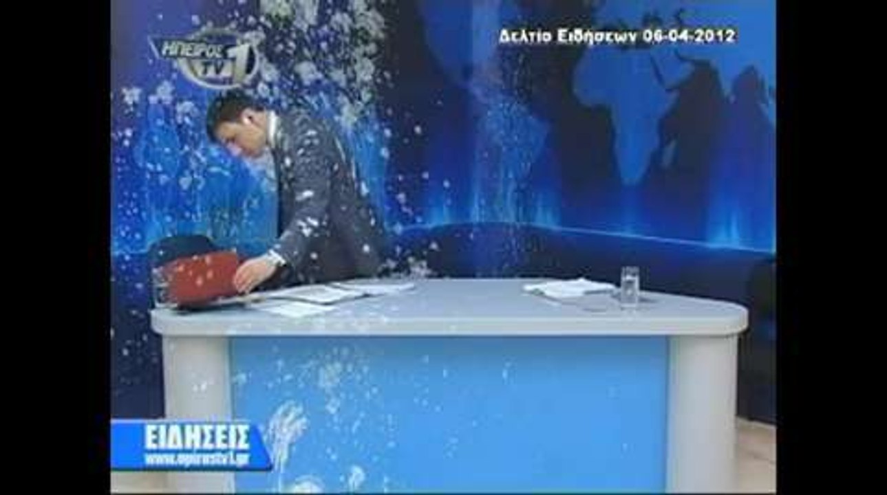 Un journaliste grec bombardé par des yaourts et des oeufs