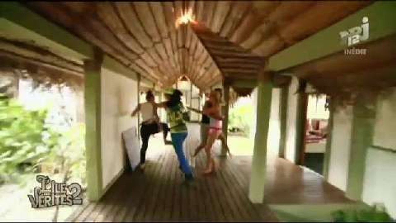 L'Ile des vérités 2 - Bagarre entre Aurélie et Léa