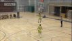Un basketteur tente de mettre le ballon dans son panier à quatre reprises