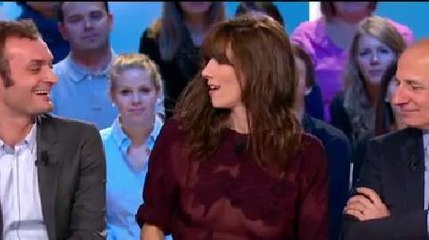 Doria Tillier laisse transparaître sa poitrine dans Le Grand Journal