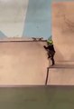 Un tout petit garçon tente de skater depuis une grande rampe