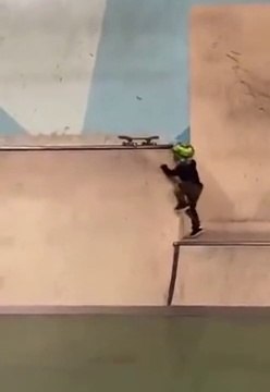 Un tout petit garçon tente de skater depuis une grande rampe