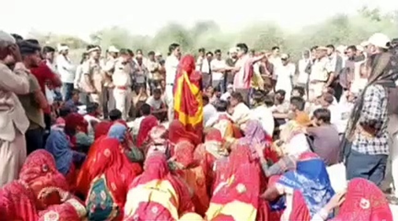 शराब की दुकान के पास मजदूर की मौत, जहरीली शराब का आरेाप लगा ग्रामीणों ने ठेके के सामने रखा शव, सुबह से प्रदर्शन जारी