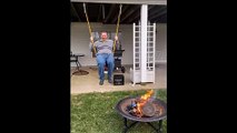 Faire de la balançoire devant un barbecue... risqué