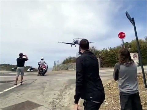 Un jet privé passe en rase-motte avant son atterrissage à Saint-Barth