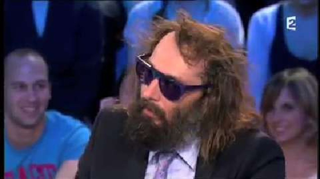 Sébastien Tellier délirant (et bourré ?) dans On n'est pas couché
