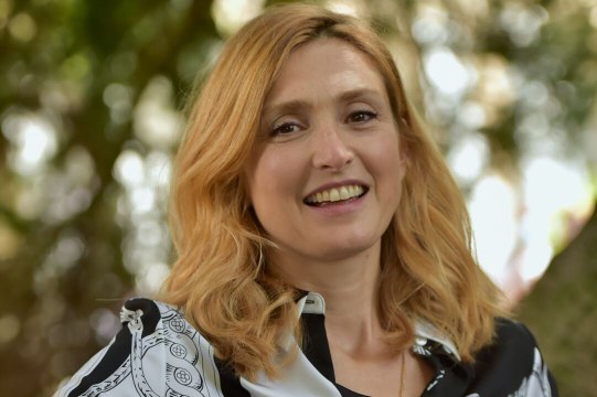Julie Gayet a appris tous les travaux ménagers à ses fils en vue de leur mariage !