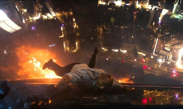Skyscraper : Dwayne Johnson lutte contre un gratte-ciel en feu dans la bande-annonce