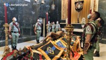 Los legionarios ya custodian su Cristo de la Buena Muerte antes de salir en procesión en Málaga