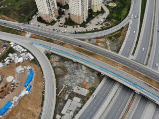 Başakşehir'de otoyola kaçak döküm yapan hafriyat kamyonları kamerada