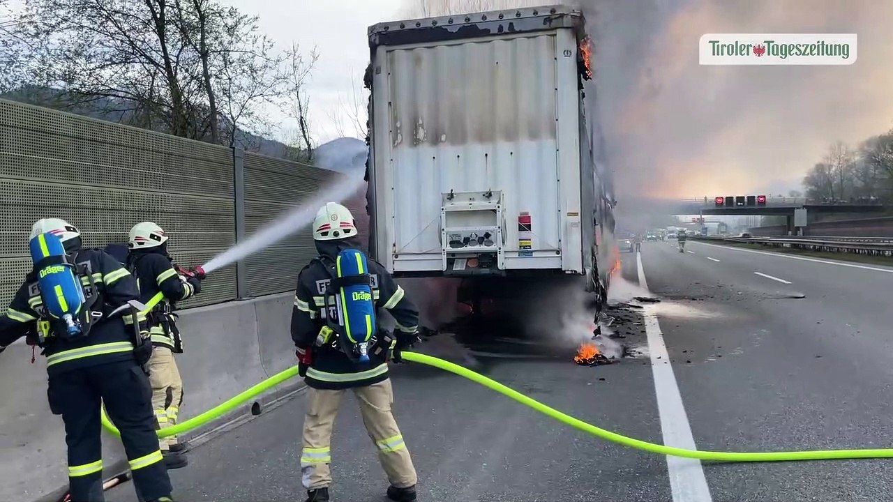 Lkw brannte auf Inntalautobahn: Einsatz sorgte für kilometerlangen Stau