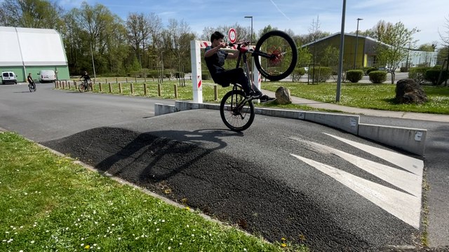 Avec ses 70 cm de haut, «le plus gros dos-d’âne de France» fait le bonheur des amateurs de glisse
