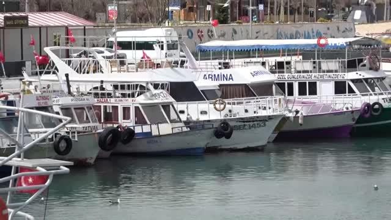 İnci kefali av yasağı başlıyor... Van Gölü'ndeki balıkçılar son kez ağlarını çekti