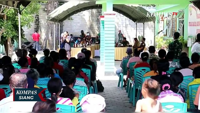 Terdampak Pandemi, TNI Berikan BLT Rp600 Ribu untuk Pedagang Kaki Lima dan Nelayan di NTT