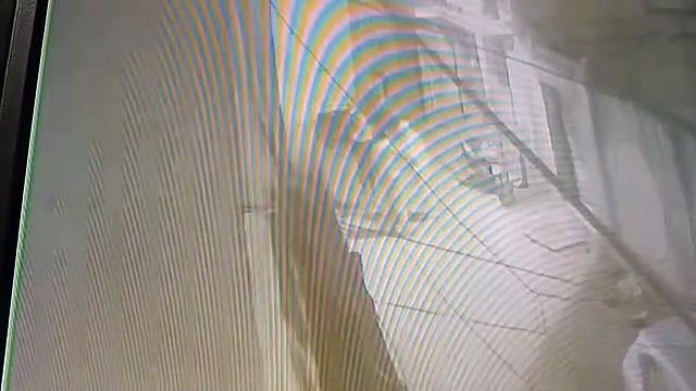 फोन पर बात कर रहे युवक से मारपीट, सीसीटीवी में कैद हुई घटना