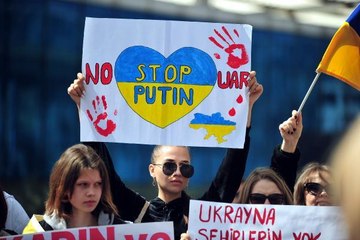 BURSA'DAKİ UKRAYNALILAR SAVAŞI, MUM YAKIP, KATLİAMI CANLANDIRARAK PROTESTO ETTİ