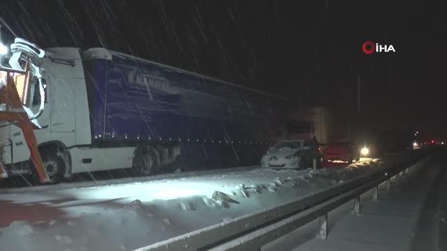 Erzurum'da Nisan ortasında kar yağışı kenti beyaza bürüdü, onlarca araç yolda kaldı