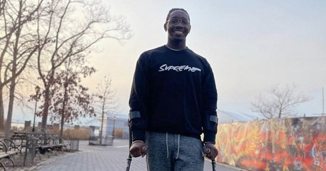 Un an après un accident de vélo qui l'a laissé paralysé, cet homme marche de nouveau