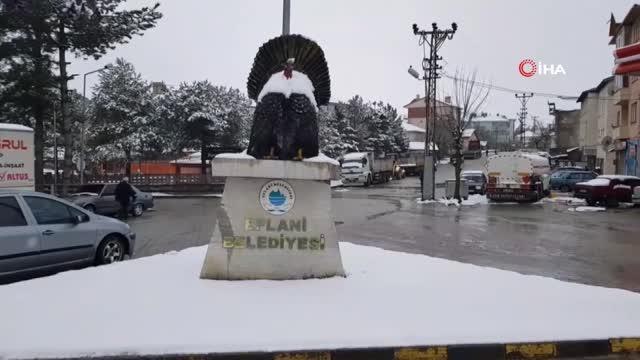 Eflani ilçesi Nisan ayında beyaz örtüyle kaplandı