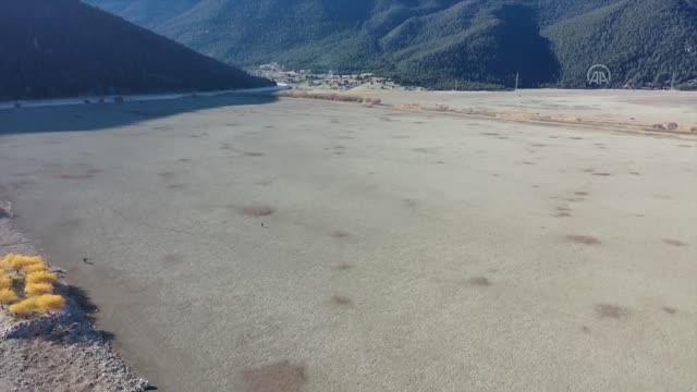 Yaz aylarında kurumaya yüz tutan Avlan Gölü, yağışlarla yeniden su tuttu