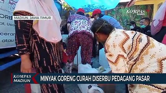 Minyak Goreng Curah Diserbu Pedagang Pasar