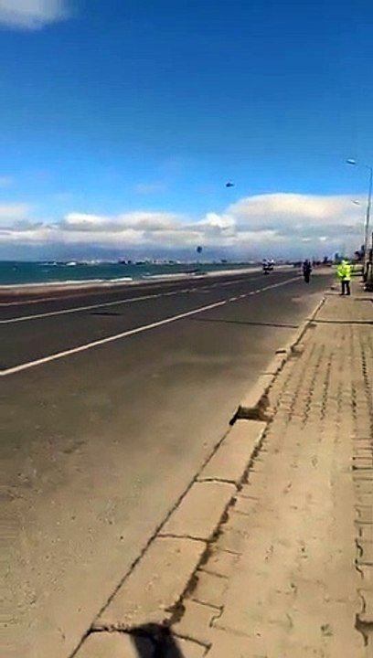Un piéton inconscient fait tomber des cyclistes en pleine course (Turquie)