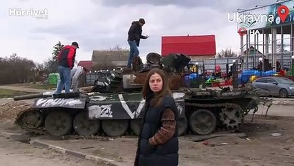 İmha edilen Rus tankının önünde 'zafer' pozu