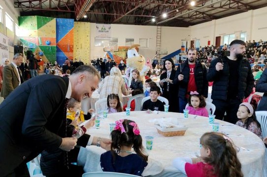 Bursa'da tekne orucu tutan çocuklara öğle vakti özel iftar verildi