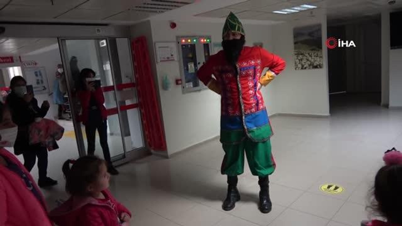 Artvin'de hastanede tedavi gören çocuklar için tiyatro etkinliği düzenlendi- Artvin'de hastanede tedavi gören çocuklar için Hacivat ve Karagöz oyunu...
