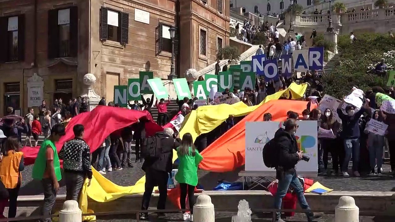 "Non vogliamo la guerra": Piazza di Spagna si colora di arcobaleno per il 'Peace Mob' di Sant'Egidio