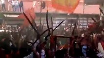 Hindistan'da silahlı Hindu çeteler camileri kuşattı!
