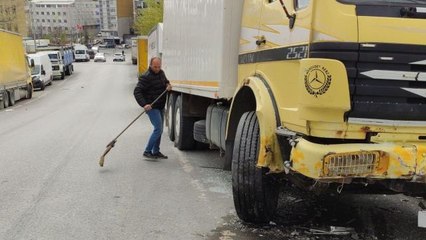 Son dakika haberi! Feci kaza kamerada: Otomobil park halindeki kamyonun altına girdi
