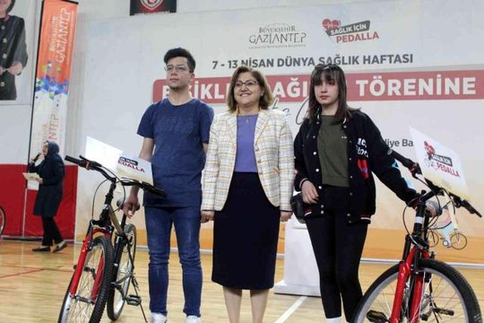 Sağlık İçin Pedalla sloganıyla gençlere 500 bisiklet dağıtıldı