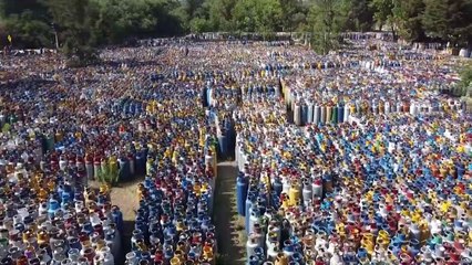 عبوات غاز فارغة مكدسة في هواء العاصمة المكسيكية الطلق تثير امتعاض السكان