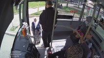 Siirt'te otobüs şoförü rahatsızlanan yolcuyu hastaneye yetiştirdi