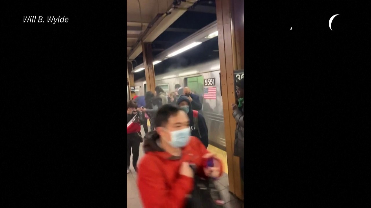 La policía de Nueva York busca al autor del tiroteo del metro