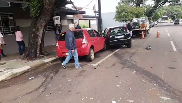Três veículos se envolvem em forte colisão de trânsito na Rua Paraná