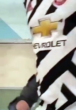 Ce jeune rider n'a vraiment peur de rien... il sait à peine marcher mais fait du skate comme un pro